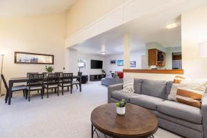 un salon avec un canapé et une table dans l'établissement Base of Big Cottonwood-Hot tub, 20 mins to Resorts, à Cottonwood Heights