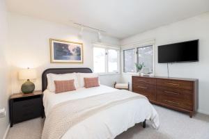 une chambre avec un lit et une télévision à écran plat dans l'établissement Base of Big Cottonwood-Hot tub, 20 mins to Resorts, à Cottonwood Heights