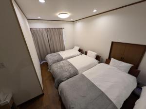Postel nebo postele na pokoji v ubytování Villa Tojinbo ヴィラ東尋坊 1棟貸切10人 東尋坊5分 芝政15分 恐竜博物館55分 かに + 31 fotografií