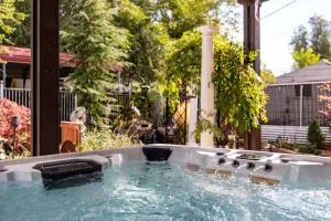 Πισίνα στο ή κοντά στο Oasis in the City Hot tub, Pool table, Koi Pond