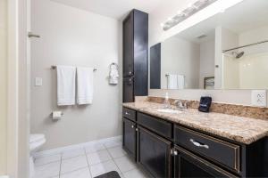 un baño con lavabo e inodoro en Clover Spring Wasatch Refuge, en Cottonwood Heights 30 fotos más