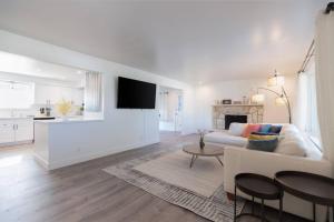 Et tv og/eller underholdning på Prvt Hot Tub Close to Resorts