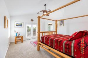 1 dormitorio con cama de madera y manta roja en Wasatch Oaks Retreat, en Cottonwood Heights