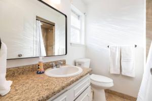 Et badeværelse på Prvt Hot Tub Close to Resorts + 18 billeder