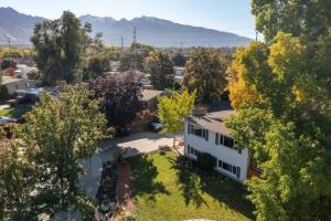 マレーにあるThe Murray Cottonwood Circle Close to Canyonsの庭のある家の航空写真