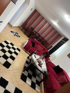 a living room with two rugs and a table at la VILLA in Borsa