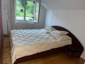 a bed sitting in a bedroom with a window at la VILLA in Borsa