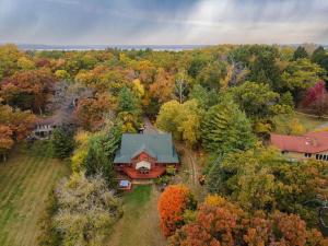 Gambar di galeri bagi Monthly and Seasonal Secluded 4 Bedroom 4 Bath Lakehouse Retreat with Boat Pier di Antioch