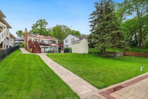 un ampio cortile con una casa e erba verde di Captains Quarters Lake Life Dream Home 2bed 2bath a Fox Lake