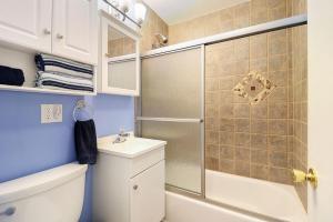 un bagno con un lavandino e una doccia di Captains Quarters Lake Life Dream Home 2bed 2bath a Fox Lake Altre 39 foto