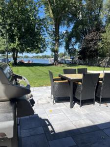 un patio con tavolo e sedie in un parco di Meyers Bay Sunset Lakefront Cottage in Fox Lake with Boat Pier a Fox Lake