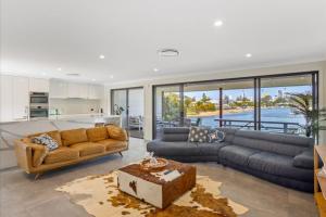 Gallery image of Water View Family Getaway - WiFi, Pool, BBQ in Gold Coast