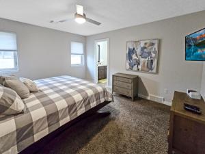 ein Schlafzimmer mit einem Bett und einer Kommode darin in der Unterkunft The Barefoot Lodge at Bridges Bay Resort in Arnolds Park + 26 Fotos