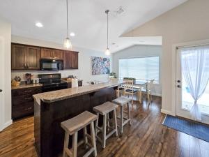 eine Küche mit einer Theke und einem Tisch mit Stühlen in der Unterkunft The Barefoot Lodge at Bridges Bay Resort in Arnolds Park