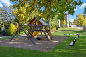 ein Spielplatz mit Rutsche in einem Park in der Unterkunft The Barefoot Lodge at Bridges Bay Resort in Arnolds Park