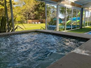 a swimming pool in the backyard of a house at Ak´Para in Tandil