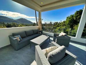 Nespecifikovaný výhled na hory nebo výhled na hory při pohledu z vily