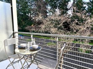 - Balcón con mesa pequeña y sillas en LE DONZELOT, en Rennes