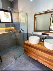 Koupelna v ubytování Villa CHARLOTTE - SEAVIEW -4 Bedrooms