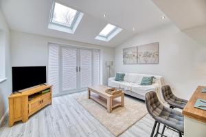 Μια τηλεόραση ή/και κέντρο ψυχαγωγίας στο Spacious One Bedroom in Guilden Sutton by Guestz