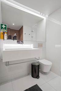 Ένα μπάνιο στο Santos Luxury Studio and Gym II