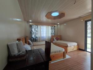 Postel nebo postele na pokoji v ubytování Quarry Bay Hometel Sagada