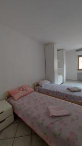Un dormitorio con dos camas y una ventana. en Villesse Centro, en Villesse