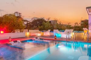 una piscina in un hotel con vista di Placita Vieja Hotel Boutique Spa a Santa Marta