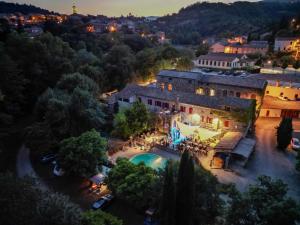 een luchtzicht op een gebouw met een zwembad bij Le Moulin D'onclaire Camping et chambres d'hôtes in Coux