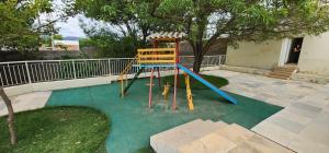 une aire de jeux avec un toboggan dans une cour dans l'établissement Hotel das Palmeiras, à Serra Talhada