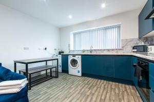 eine Küche mit Waschmaschine und Trockner im Zimmer in der Unterkunft Chapel Street Apartments - Great Transport & Local Amenities in Long Eaton