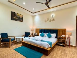 Ένα ή περισσότερα κρεβάτια σε δωμάτιο στο 9BHK Studio Appartment With Pool by KASAULI VISTA