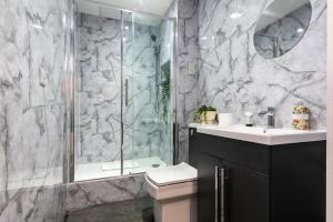 ein Badezimmer mit Dusche, Toilette und Waschbecken in der Unterkunft Chapel Street Apartments - Great Transport & Local Amenities in Long Eaton