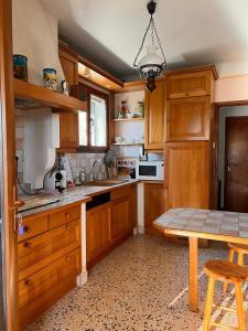 VolxにあるCharmant haut de Villaのキッチン(木製のキャビネット、テーブル付)