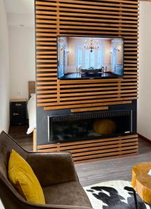 科帕奥尼克Mr Alek - Luxury Apartment Kopaonik的带电视和壁炉的客厅