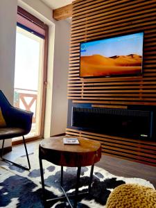 科帕奥尼克Mr Alek - Luxury Apartment Kopaonik的配有大屏幕平板电视的客厅