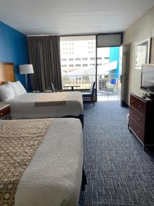 Postel nebo postele na pokoji v ubytování Days Inn by Wyndham Virginia Beach At The Beach