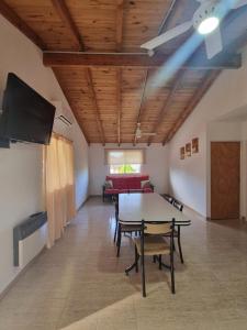 ein Wohnzimmer mit einem Tisch und einem Sofa in der Unterkunft Cabañas Cuncumen in Los Reartes