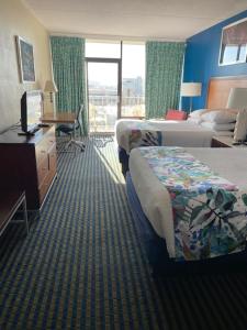 Postel nebo postele na pokoji v ubytování Days Inn by Wyndham Virginia Beach At The Beach
