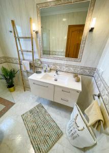 un baño con lavabo y espejo en Mimosa Ferienhaus, en Cumbre del Sol 13 fotos más