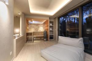 Postel nebo postele na pokoji v ubytování Wellness Suite - 2 personen - Woodz Lodges + 37 fotografií