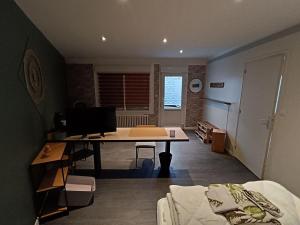 TV a/nebo společenská místnost v ubytování Chambre avec entrée privative