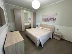 ナルドにあるLungomare Santa Caterinaのベッドと大きな鏡のある寝室