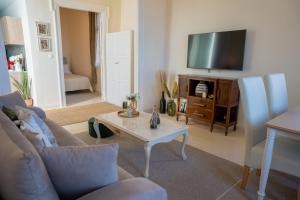 TV a/nebo společenská místnost v ubytování "Vela" Symi Village Residences