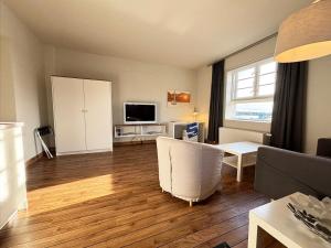 een woonkamer met een bank en een tafel bij Pier 11 im Pierspeicher in Kappeln