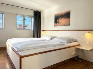 een slaapkamer met een groot wit bed met twee kussens bij Pier 11 im Pierspeicher in Kappeln