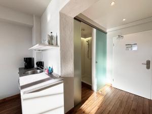 een kleine keuken met een spoelbak en een aanrecht bij Pier 11 im Pierspeicher in Kappeln