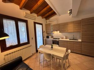 a kitchen with a table and chairs in a room at La Mansardina in Chioggia