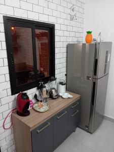 eine Küche mit Theke und Kühlschrank in der Unterkunft Casa 01 Praia de Paúba-Maresias in Pauba