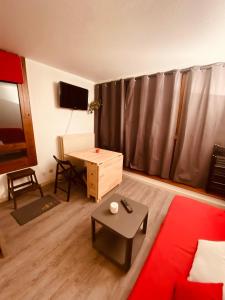 TV a/nebo společenská místnost v ubytování Appt pied des pistes, terrasse et parking couvert